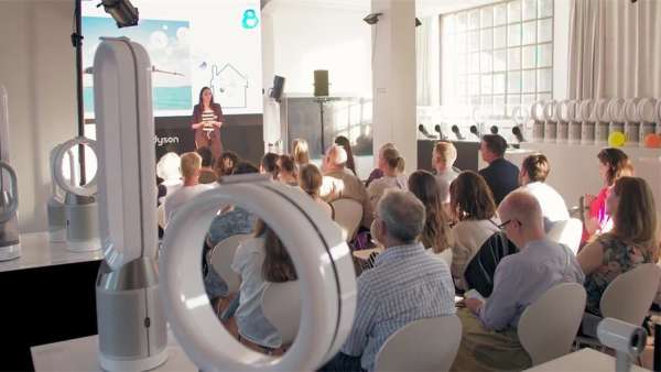 發(fā)布會活動(dòng)策劃場地選用開放式的設(shè)計(jì)，零距離接觸產(chǎn)品體驗(yàn)感十足