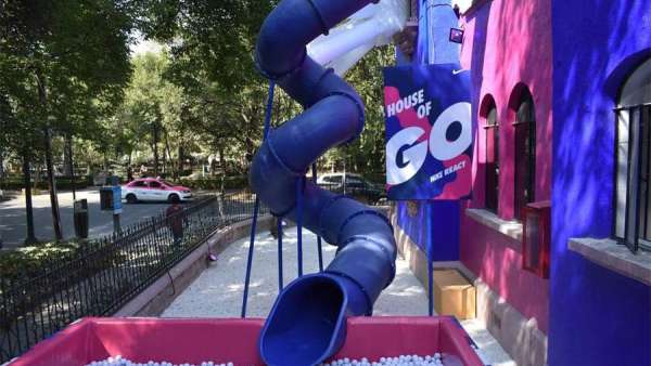 體驗式發(fā)布會活動策劃了一條旋轉滑梯，瞬間童年感爆棚