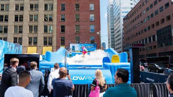 用戶外沖浪池互動突顯路演活動產品防水性能，策劃點夠贊