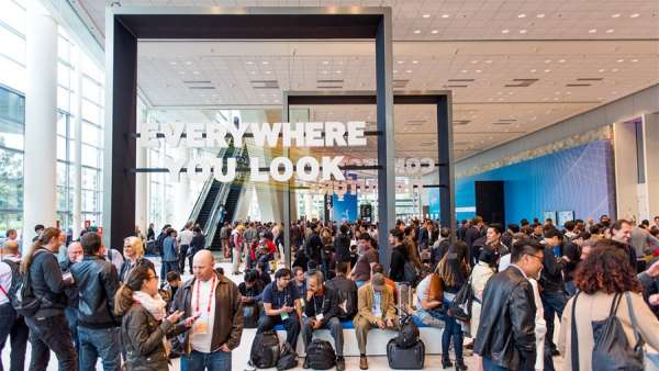 沉浸式環(huán)境的行業(yè)峰會(huì)活動(dòng)策劃點(diǎn)燃了現(xiàn)場(chǎng)，放眼未來(lái)瞬間燃爆