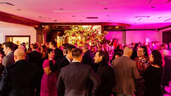 VIP假日派對(duì)活動(dòng)現(xiàn)場(chǎng)的花卉和絲綢增色了活動(dòng)現(xiàn)場(chǎng)，餐飲也刷新了眼球