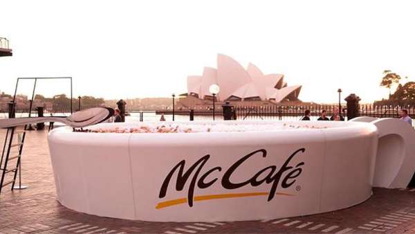 麥當勞搞這么大一杯咖啡快閃體驗活動，旨在為24個地區(qū)帶去24份歡樂禮物