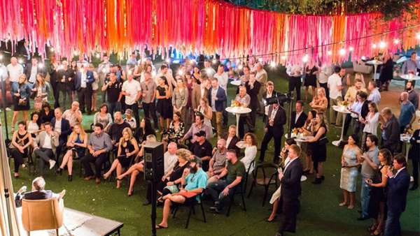 彩虹色絲帶裝飾的VIP派對活動車手云集，豪車美酒佳肴缺一不可