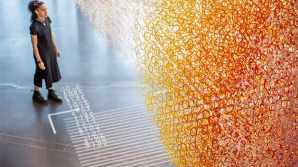 時間碎片主題展覽活動，120個時間碎片展示了過去現(xiàn)在和未來的多彩