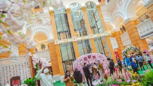 花朝節(jié)主題快閃展覽活動散發(fā)著春日的氣息，粉色盛宴仙氣十足