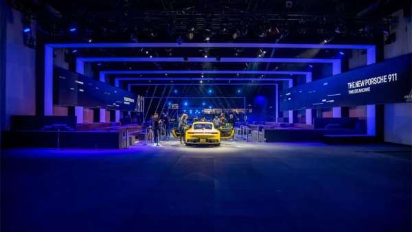 貴族氣質(zhì)的汽車發(fā)布會展覽活動用時間隧道推開了過去、現(xiàn)場與未來