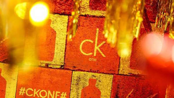 幸運紅快閃店展覽活動霓虹躍動，工業(yè)感雙層集裝箱酷炫襲來