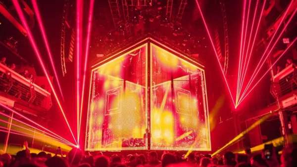 音樂(lè)節(jié)活動(dòng)上的舞臺(tái)制作重新定義了音樂(lè)會(huì)的互動(dòng)體驗(yàn)，真夠震撼的