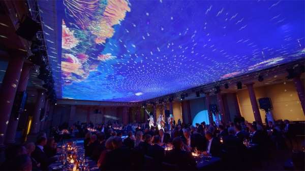 把活動主題信息通過投影方式表達(dá)出來的行業(yè)活動策劃印象更深刻