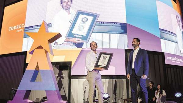 只用一條紅地毯就把開業(yè)慶典活動中的臨時演員變成了真正的明星