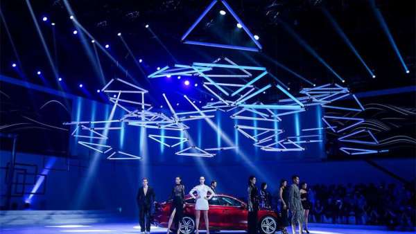 當汽車發(fā)布會活動與時裝秀同臺表演時，這是怎樣一番奢華與優(yōu)雅的別樣景觀