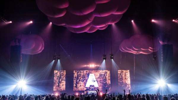 這位巨星演唱會(huì)活動(dòng)策劃的舞美設(shè)計(jì)真的太硬核了，視覺盛宴?。? width=