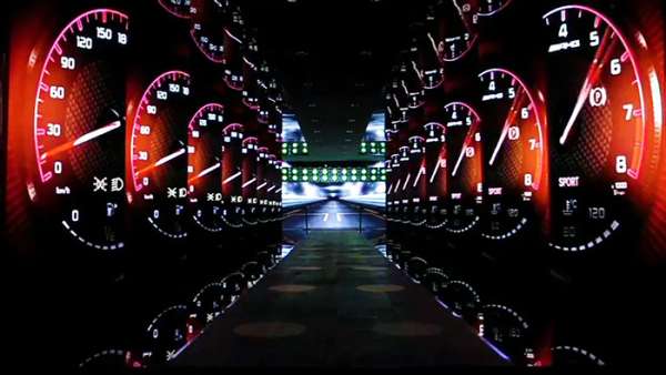 LED組成的縱深走廊炫酷了一場汽車發(fā)布會活動，轟鳴聲震撼全場