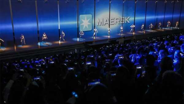 52米長的投影映射背景舞臺震撼了這場行業(yè)會議活動(dòng)