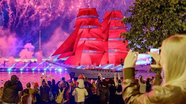 俄羅斯“紅帆節(jié)”慶典活動(dòng)太亮眼了，冬宮廣場(chǎng)秒變真正的“造船場(chǎng)”