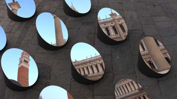 一組沉浸式動(dòng)態(tài)藝術(shù)展覽活動(dòng)裝置用嶄新的角度再次體驗(yàn)了公共空間的美