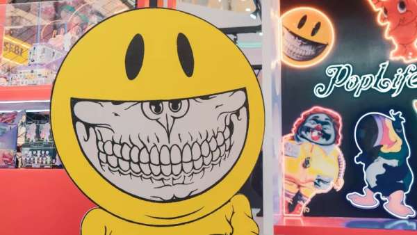 潮玩快閃店展覽活動(dòng)嘻哈涂鴉感的裝修，營(yíng)造了一場(chǎng)別致的手辦展覽會(huì)