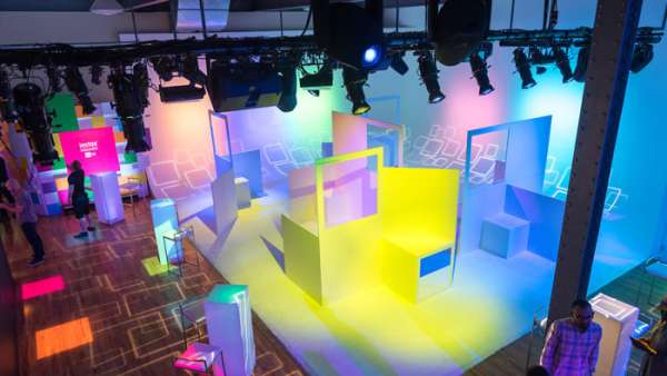 相機發(fā)布會活動策劃的鏡子迷宮更直截了當?shù)伢w現(xiàn)了產(chǎn)品功能