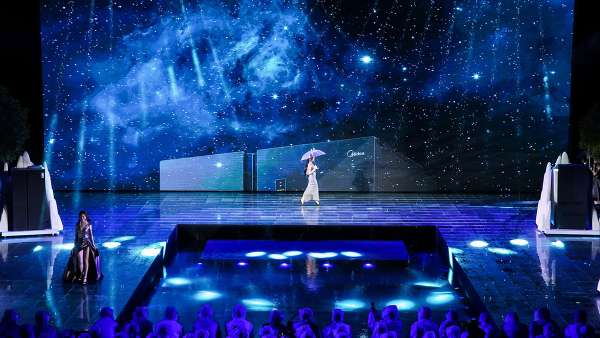 美的發(fā)布會(huì)活動(dòng)策劃的泳池小舞臺(tái)營(yíng)造出現(xiàn)實(shí)版的“海上鋼琴師”既視感