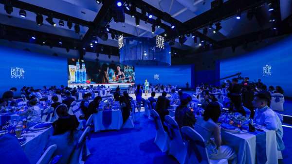 法藍(lán)派對(duì)晚宴活動(dòng)準(zhǔn)備了一場(chǎng)“精致晚餐”，沉浸式體驗(yàn)更精致優(yōu)雅