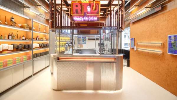 雞尾酒“奶茶”店的美陳展覽展示真的像在實驗室里操作一樣，有趣極了