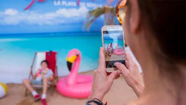 夏日快閃店?duì)I銷活動(dòng)海灘風(fēng)很足，一起去沙灘上喝一杯吧