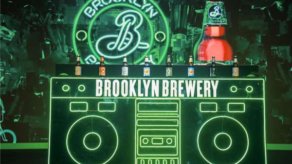 啤酒企業(yè)帶來的上市發(fā)布會活動呈現(xiàn)的是一次經(jīng)典與創(chuàng)新的文化碰撞