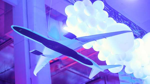 航空公司的慈善晚宴活動(dòng)直接開(kāi)了一條飛機(jī)跑道，還有飛機(jī)懸掛在頭頂