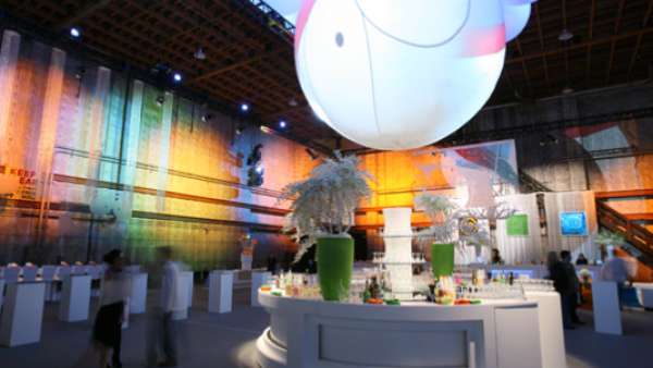 動畫劇集的十周年慶典活動現(xiàn)場風趣幽默，剪紙技術也被應用在活動裝飾上