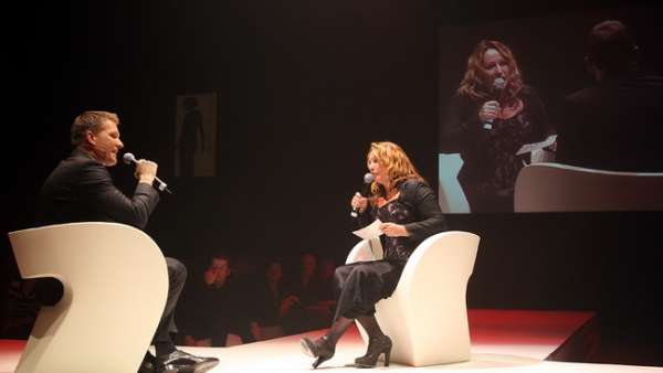 獵頭公司的行業(yè)會議活動(dòng)其實(shí)并不嚴(yán)肅刻板，七彩燈光更活躍