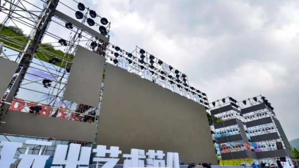 這場(chǎng)主題音樂(lè)節(jié)活動(dòng)本土特色夠足，啥也別想放縱嗨吧