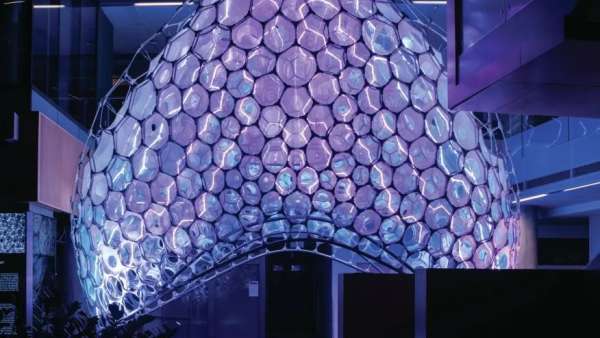 微軟首例沉浸式展覽裝置可以將匿名數(shù)據(jù)轉(zhuǎn)化為精致的光與彩之舞