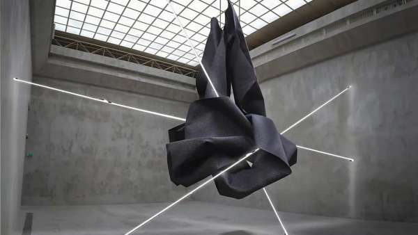 來自自然風貌的這組藝術(shù)展覽活動，都把物質(zhì)凝聚成了光