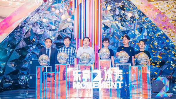 在舞臺(tái)上加上冰屏的開(kāi)業(yè)慶典活動(dòng)更炫彩，鐳射元素布場(chǎng)更切合活動(dòng)主題