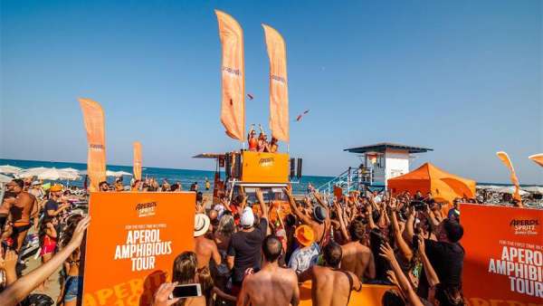 意大利這個(gè)創(chuàng)意快閃展覽活動(dòng)形式以一輛水陸兩棲車的變身拉開(kāi)序幕