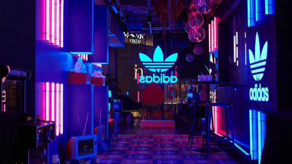 跨界合作主題展覽活動(dòng)碰撞出一股夢幻蒸汽波，立體縱深感隨手都是大片