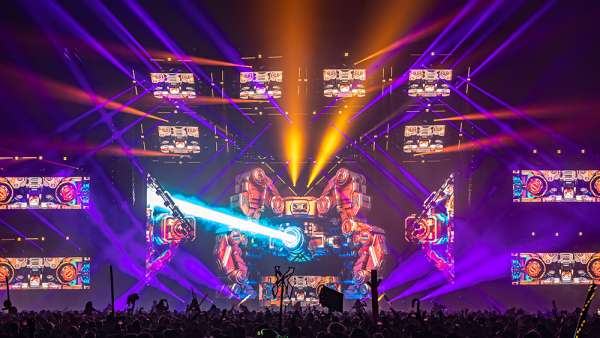 塔科馬巨蛋里的這場(chǎng)盛典活動(dòng)驚艷了視覺(jué)，舞美設(shè)計(jì)更是杠杠的