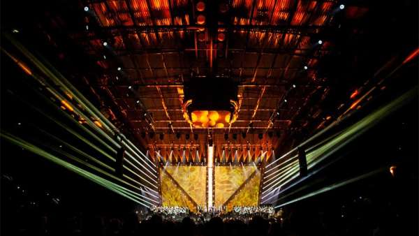 周年慶典活動(dòng)策劃的這個(gè)開幕活動(dòng)融合了不同領(lǐng)域的700名藝術(shù)家，燃爆現(xiàn)場(chǎng)