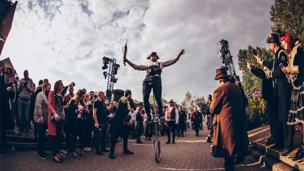 蒸汽朋克風(fēng)格的員工派對活動轉(zhuǎn)身策劃成一個迷你的明日世界，酷酷酷