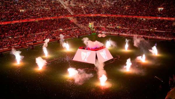 梯形屏幕的舞美設(shè)計(jì)點(diǎn)燃了冠軍慶典活動(dòng)現(xiàn)場(chǎng)，策劃亮點(diǎn)層層點(diǎn)亮現(xiàn)場(chǎng)