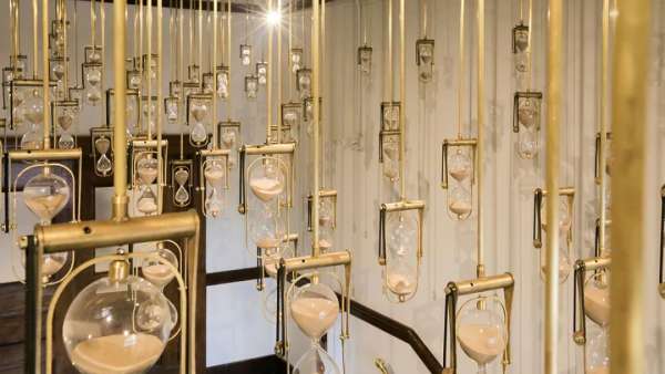 用150個沙漏打造的藝術(shù)展覽活動裝置，妥妥地體現(xiàn)了時間的復(fù)雜性