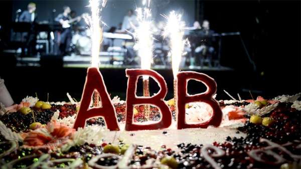 周年慶典派對活動上創(chuàng)造的品牌標(biāo)志營造了一個巧妙的視覺效果