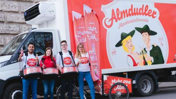 低成本的街頭快閃式的飲料推廣活動(dòng)策劃更受品牌方深愛