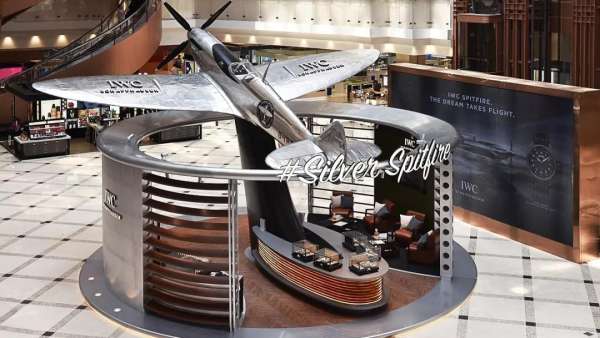 快閃展覽活動(dòng)竟策劃了一架銀翼噴火戰(zhàn)斗機(jī)，高貴雅致與機(jī)械質(zhì)感撲面而來(lái)