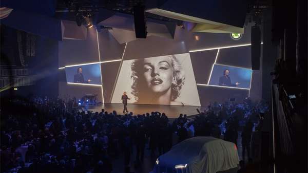 這次的汽車發(fā)布會展覽活動采用大型交響樂團拉開活動序幕