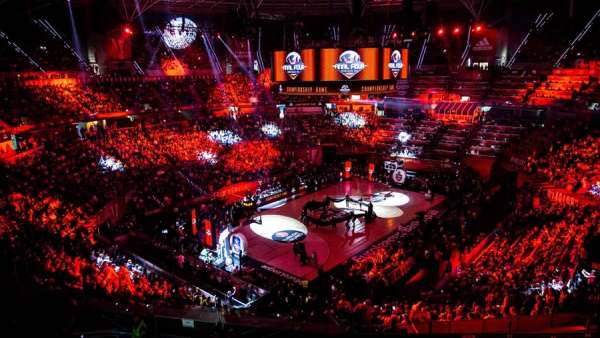 航空杯歐洲聯(lián)賽的慶典活動策劃的圓柱形紗幕成為視覺焦點