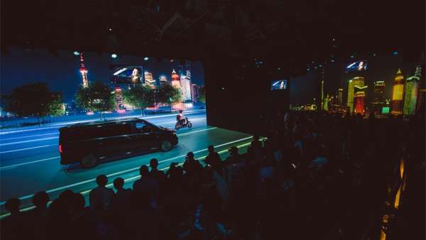 奔馳汽車發(fā)布會活動策劃的小劇場打破傳統(tǒng)，吸引了觀眾的吸引力