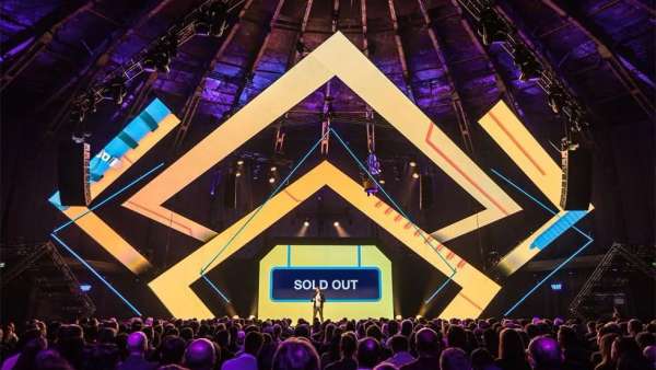 短期住宿峰會(huì)活動(dòng)策劃了內(nèi)容豐富的座談會(huì)，其舞美設(shè)計(jì)酷炫得不要不要的