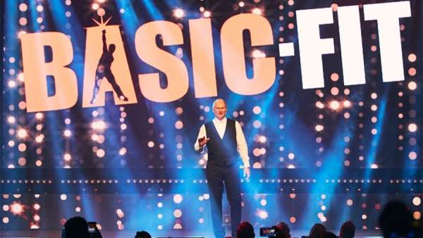 健身品牌分店開業(yè)慶典活動(dòng)把碼頭倉庫策劃成夜總會(huì)，太潮酷了