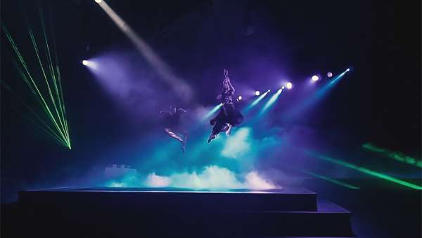 慈善晚會活動專門策劃制作的旁白拉開了盛典的序幕，空中表演更精彩